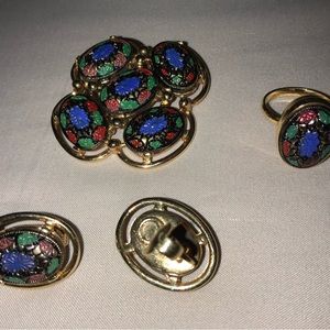 SARAH CONVENTRY woman’s goldtone 2in broach, ring, an clip on earrings.